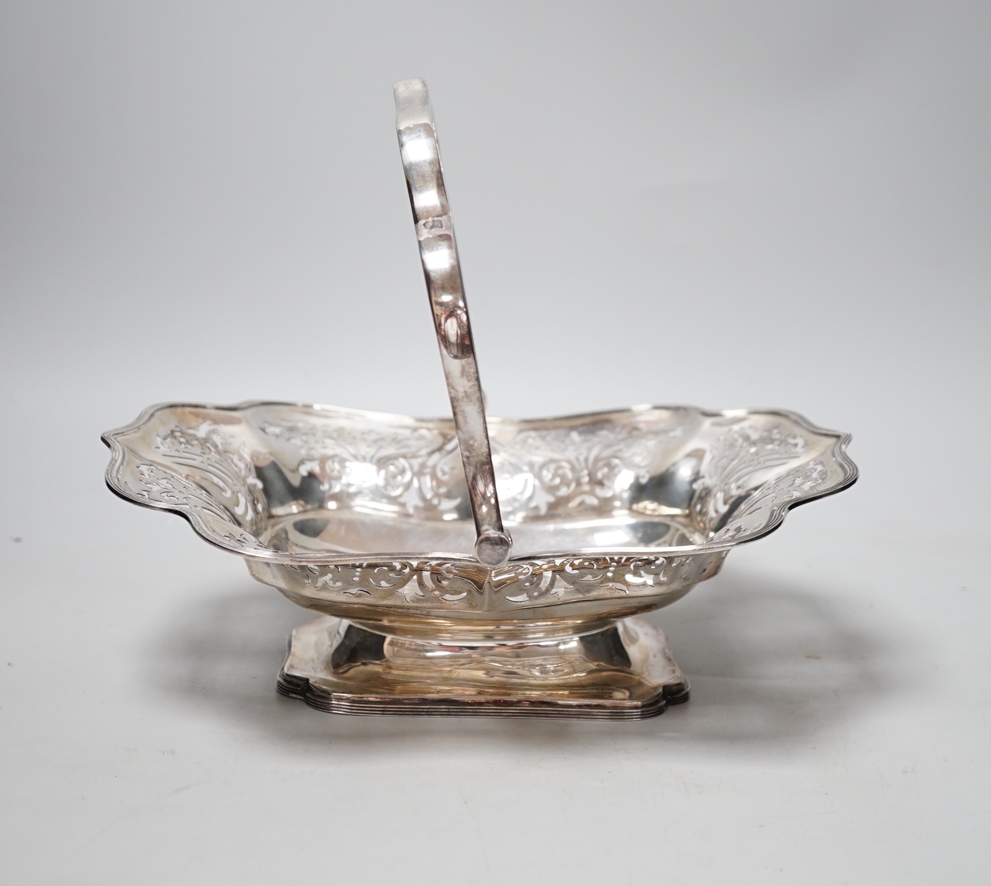 An Edwardian pierced silver bread basket, Atkin Brothers, Sheffield, 1904, 27cm, 20.9oz.